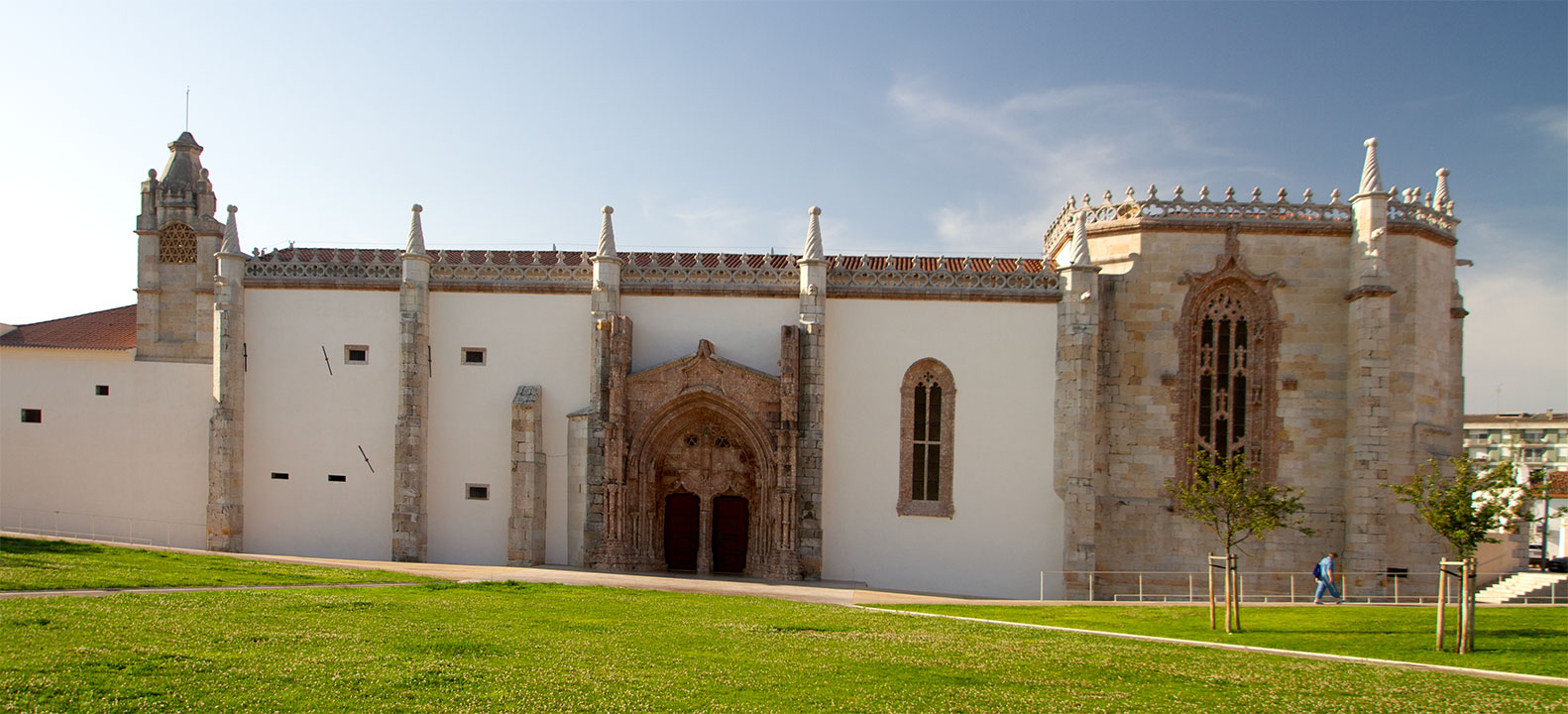 Igreja do antigo Mosteiro de Jesus e claustro, incluindo a primitiva Casa do Capítulo